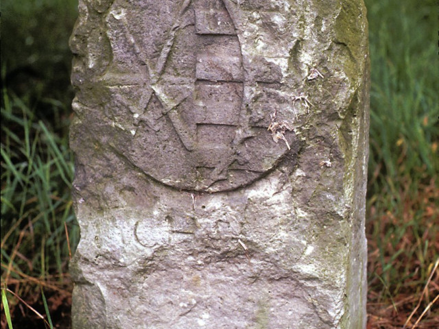 Kursächsisches Wappen mit Balken, Rautenkranz und gekreuzten Kurschwertern auf einem Grenzstein (c) Thomas Langer